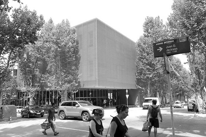 Edificio de la Facultad de Información y Comunicación, ayer, en San Salvador y Jackson. / foto: andrés cuenca