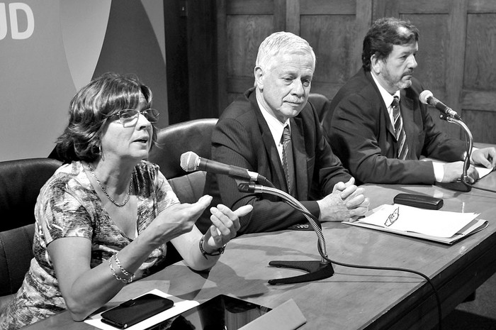 Rosario Oiz, del Banco de Previsión Social, Jorge Basso, ministro de Salud, y Arturo Echeverría, de la Junta Nacional de Salud, ayer, en el Ministerio de Salud. Foto: Federico Gutiérrez