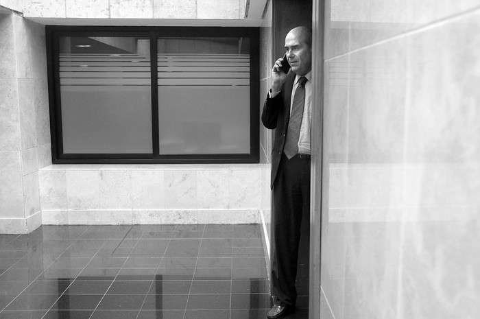 Pablo Abdala, ayer, antes de ingresar a la Comisión Investigadora de la planta regasificadora en Puntas de Sayago. Foto: Pablo Vignali
