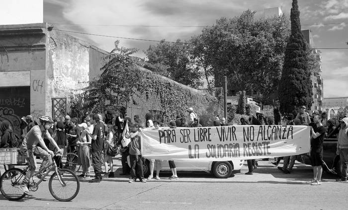 Concentración de integrantes de La Solidaria, en protesta por el desalojo, ayer, en Daniel Fernández Crespo. Foto: Pablo Vignali
