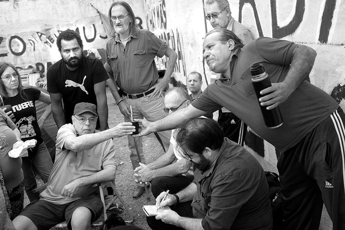 Trabajadores del grupo Seu Pedro Bandera Lima, ayer, frente al Palacio Legislativo. Foto: Pablo Vignali