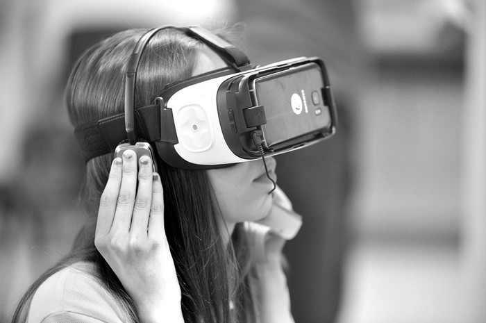 Exhibición de un corto en formato realidad virtual, en el liceo Joaquín Suárez. Foto: Federico Gutiérrez