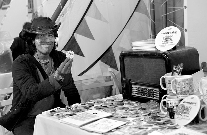 Gustavo Bautista, en el puesto de Radio Vilardevoz, ayer, en la Rural del Prado. Foto: Andrés Cuenca