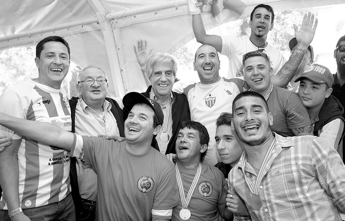 Tabaré Vázquez (c), el domingo, en los festejos por los 100 años del club Progreso. Foto: Walter Paciello, Presidencia   