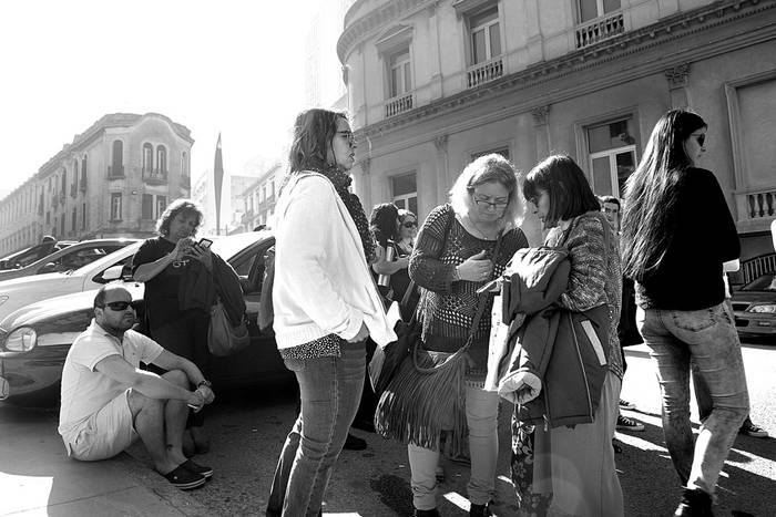 Concentración de maestros, ayer, frente al Juzgado de Bartolomé Mitre. Foto: Andrés Cuenca