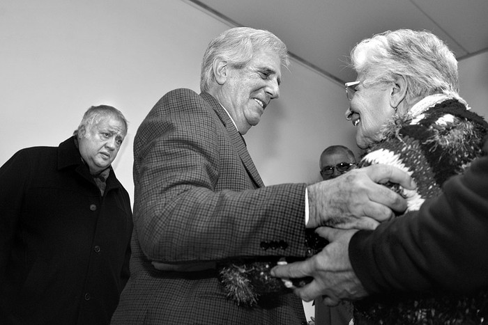 Enrique Espert, Tabaré Vázquez y Ángela López, viuda de Juan Antonio Iglesias, ayer, en la inauguración de la Escuela de Oficios de Carnaval. / Foto: Federico Gutiérrez