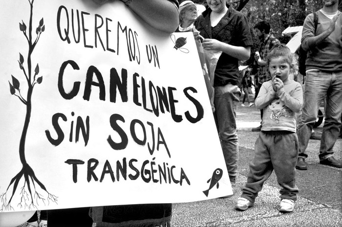 Entrega de firmas para prohibir la soja transgénica en el departamento de Canelones. Foto: Federico Gutiérrez (archivo, noviembre de 2016)