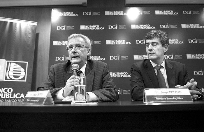 Joaquín Serra, director general de la Dirección General Impositiva, y Jorge Polgar, presidente del Banco de la República Oriental del Uruguay, ayer, en el edificio Corporativo. / Foto: Andrés Cuenca