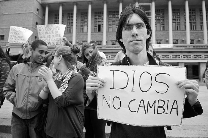 Manifestación contra el aborto en la explanada de la Intendencia de Montevideo. Foto: Santiago Mazzarovich (Archivo: Noviembre de 2012) 