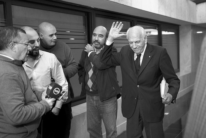 Ángel María Gianola (d), ex ministro del Interior, asiste a la comisión investigadora de actos de inteligencia militar y policial en gobiernos democráticos, ayer, en el edificio anexo del Palacio Legislativo. Foto: Andrés Cuenca