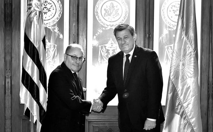 Rodolfo Nin Novoa, ministro de Relaciones Exteriores, y Jorge Faurie, ministro de Relaciones Exteriores y Culto de la República Argentina, ayer, en la sede de la cancillería. Foto: Ministerio de Relaciones Exteriores, s/d de autor