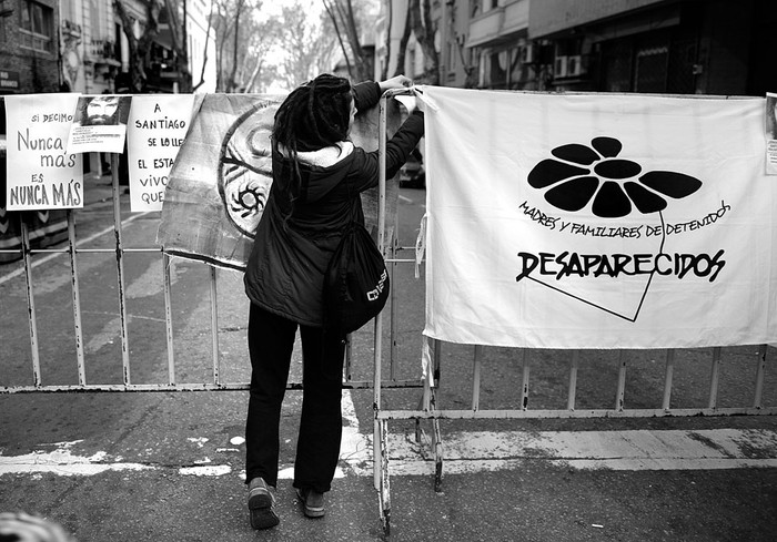 Movilización por Santiago Maldonado, ayer, frente a la embajada argentina en Montevideo. Foto: Andrés Cuenca