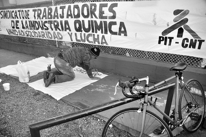 Ocupación de la fábrica Sherwin Williams, ayer, en Sayago. Foto: Pablo Vignali