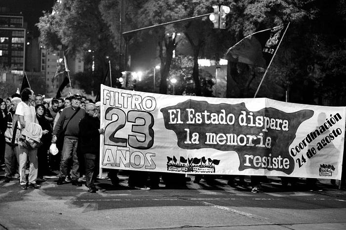 Marcha por los hechos del hospital Filtro en 1994, ayer, en bulevar Artigas. Foto: Federico Gutiérrez