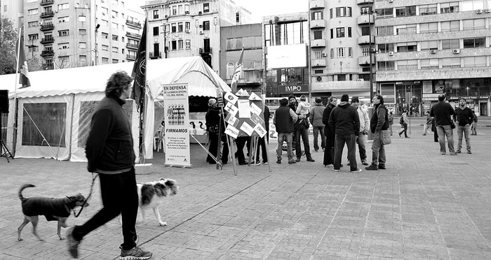 Carpa sindical de la Mesa Sindical Coordinadora de Entes, el 14 de agosto, en la explanada de la Intendencia de Montevideo. Foto: Alessandro Maradei