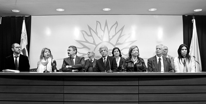 Tabaré Vázquez (c) junto a la comisión para la regulación y prevención del consumo problemático de bebidas alcohólicas, ayer, en la Torre Ejecutiva. Foto: Walter Paciello, Presidencia