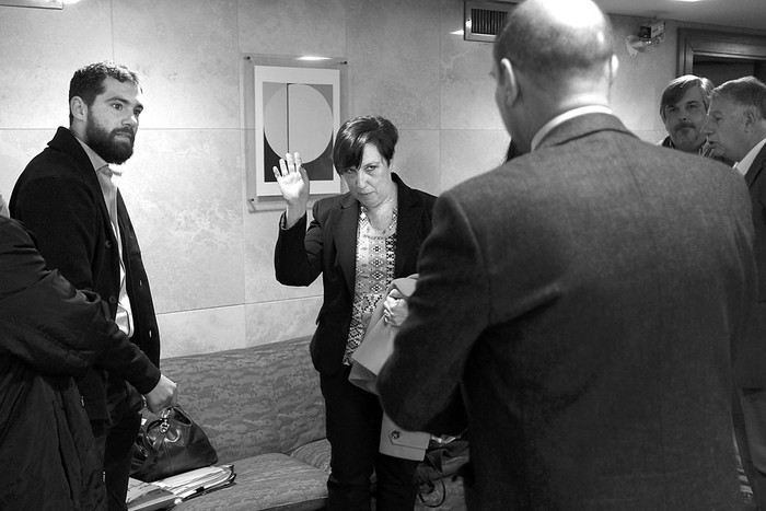 Susana Muñiz asiste a la comisión investigadora de la Administración de Servicios de Salud del Estado, ayer, en el edificio anexo del Palacio Legislativo. Foto: Pablo Vignali