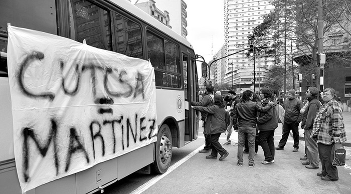 Movilización de las cooperativas de transporte, ayer, en la explanada de la Intendencia de Montevideo. Foto: Andrés Cuenca
