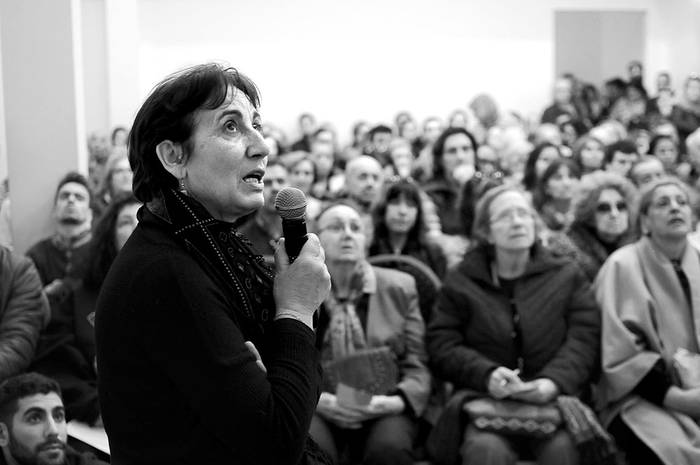 Julia Galzerano, durante la charla sobre el cannabis medicinal, el viernes, en el auditorio del Sindicato Médico del Uruguay. Foto: Juan Manuel Ramos