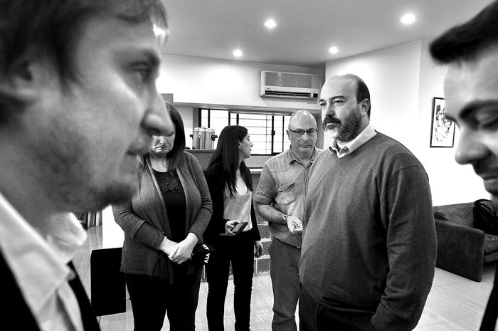 Alejandro Nario (c), antes de empezar el seminario sobre ambiente y agro, ayer, en el salón de actos del IMPO. Foto: Federico Gutiérrez