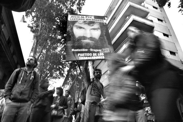 Concentración por Santiago Maldonado, ayer, frente al Consulado Argentino. Foto: Pablo Albarenga