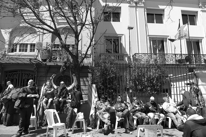 Integrantes del Sindicato del Gas, frente a la embajada de Brasil. Foto: Andrés Cuenca (archivo, octubre de 2017)