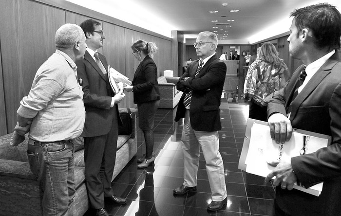 Autoridades de OSE, ayer, antes de entrar a la Comisión de Trabajo y Seguridad Social de la Cámara de Diputados. Foto: Federico Gutiérrez