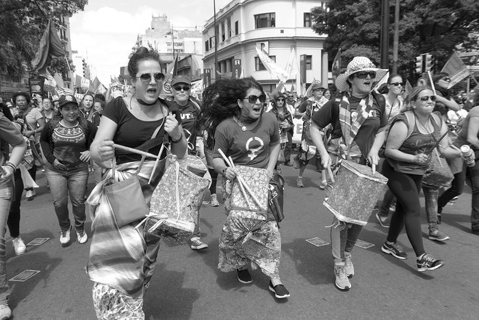 Marcha inaugural de la Jornada Continental Antiimperialista, el jueves, en 18 de Julio. Foto: Andrés Cuenca