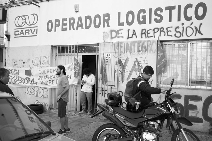 Ocupación del depósito del laboratorio Carvi, el lunes, en la calle Cufré. Foto: Pablo Vignali