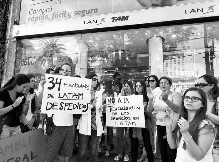Protestas de trabajadores de Latam, el 12 de diciembre, en el centro de Montevideo. Foto: Miguel Rojo, Afp