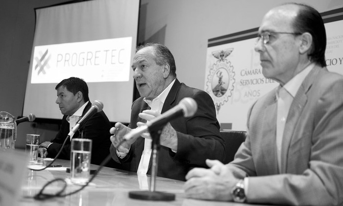 Eduardo Pereyra, Ernesto Murro y Julio César Lestido, ayer, en la Cámara Nacional de Comercio y Servicios del Uruguay. Foto: Juan Manuel Ramos