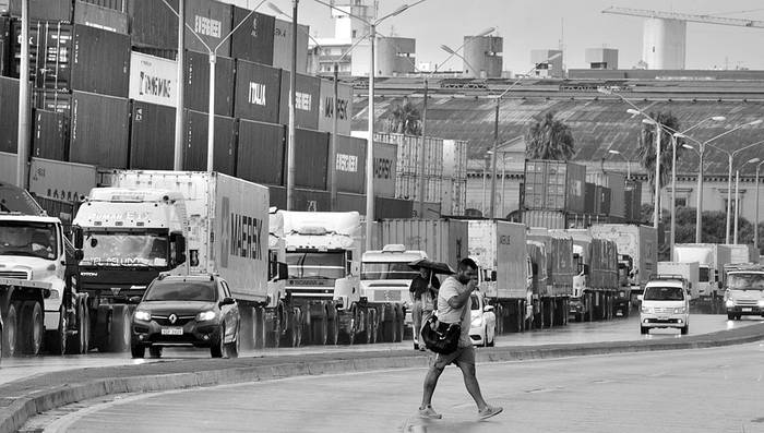Concentración de camiones en la Rambla Portuaria de Montevideo, en el marco de un paro de los transportistas. Foto: Federico Gutiérrez (archivo, marzo de 2017)