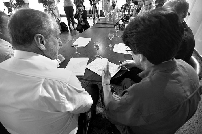 Ernesto Murro (Ministro de trabajo y Seguridad Social )  y Richard Ascurrein (Secretario General de AFJU ) firman convenio colectivo, en la sala Enrrique Erro del MTSS / Foto: Federico Gutierrez