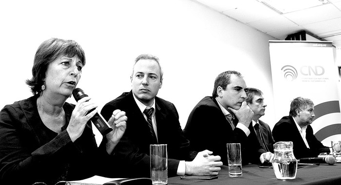 Marisa Lindner, Germán Benítez, Pablo Ferreri, Álvaro García y Martín Tome, ayer, en la Corporación Nacional para el Desarrollo. Foto: Manuela Aldabe