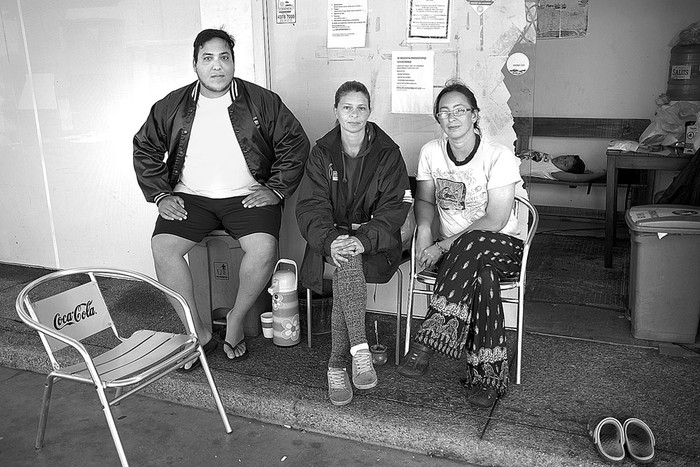 César Santuario, Gabriela Martínez y Leticia Roqueta, empleados de la estación de servicio de San Luis, Canelones. Foto: Pablo Vignali (archivo, enero de 2018)