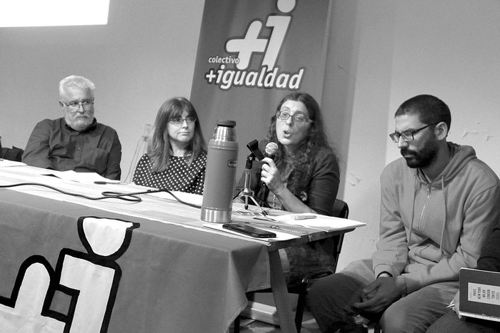 César Failache, Ximena Baraibar, Andrea Vigorito y Bruno Giometti, ayer, durante la charla en La Diaria. Foto: Iván Franco