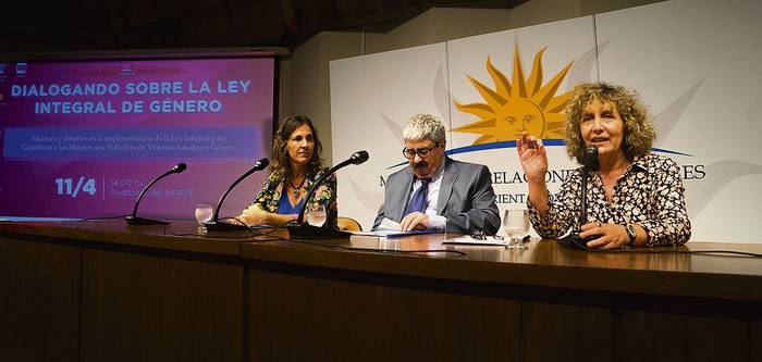 Magdalena Furtado, Ariel Bergamino y Mariella Mazzotti, ayer,  en el Ministerio de Relaciones Exteriores.
 · Foto: Mariana Greif
