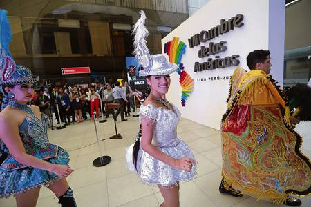 Bailarines llegan para actuar en la ceremonia de clausura de la Octava Cumbre de las Américas, el sábado, en Lima, Perú.
· Foto: Luka Gonzales Bailarines llegan para actuar en la ceremonia de clausura de la Octava Cumbre de las Américas, el sábado, en Lima, Perú.
· Foto: Luka Gonzales
