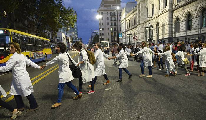 Marcha de la Asociación de Maestros del Uruguay y de estudiantes de Magisterio en 18 de Julio (archivo, abril 2018). · Foto: Andrés Cuenca