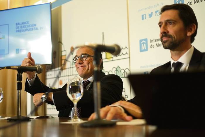 Daniel Martínez, intendente de Montevideo, y Juan Voelker, director de Recursos Financieros, ayer, en la IM. · Foto: Pablo Vignali