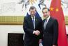 Rodolfo Nin Novoa, ministro de Relaciones Exteriores de Uruguay, y Wang Yi, su homólogo chino, ayer, en Pekín.
foto: roman pilipey, afp · Foto: Roman Pilipey Rodolfo Nin Novoa, ministro de Relaciones Exteriores de Uruguay, y Wang Yi, su homólogo chino, ayer, en Pekín.
foto: roman pilipey, afp · Foto: Roman Pilipey