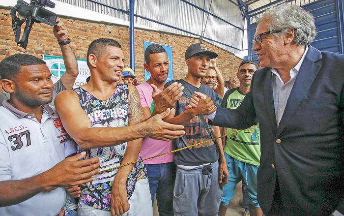 Luis Almagro, secretario general de la Organización de Estados Americanos, saluda a venezolanos durante su visita al refugio de migrantes Divina Providencia, en Cúcuta, Colombia, el 14 de setiembre.
 · Foto: Schneyder Mendoza