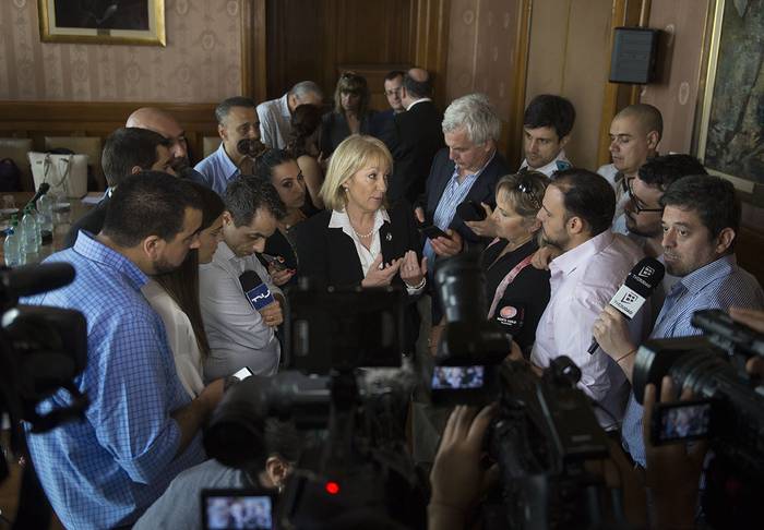 Carolina Cosse, en rueda de prensa antes de la interpelación, ayer, en el Palacio Legislativo. · Foto: Andrés Cuenca