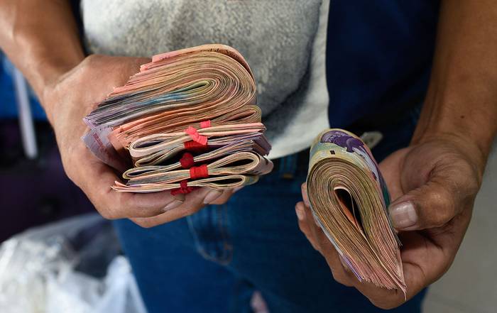 Billetes de Bolívar para pagar un boleto, el 3 de enero, en una estación de ómnibus de Caracas. · Foto: Federico Parra