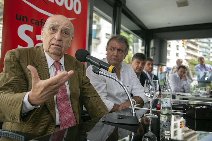 Julio María Sanguinetti y Gustavo Osta, ayer, en un café de Pocitos. · Foto: Santiago Mazzarovich