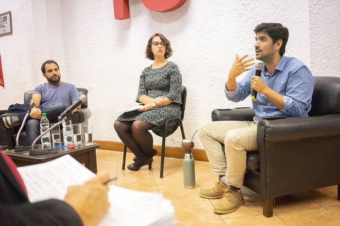 Debate entre candidatos a la secretaría general del Partido Socialista Gonzalo Civila (i) y Santiago Soto. · Foto: Mariana Greif