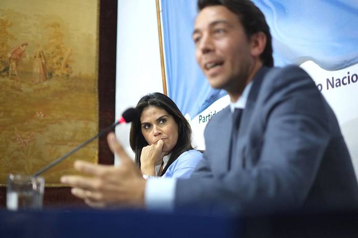 Verónica Alonso y Juan Sartori, durante una conferencia de prensa, el 8 de abril.
foto: pablo vignali, adhocfotos
 · Foto: Javier Calvelo, adhocFOTOS