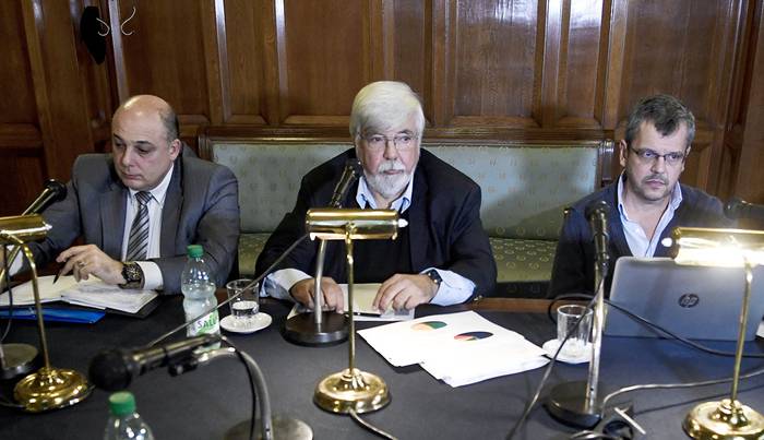 Hugo de León, Eduardo Bonomi y Gustavo Leal, ayer, en la Sala de Ministros del Palacio Legislativo. · Foto: Javier Calvelo, adhocFOTOS