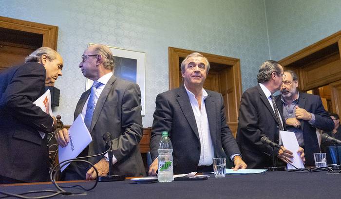 Pablo Abdala, Carlos Delpiazzo, Jorge Larrañaga, Juan Andrés Ramírez y Jorge Gandini, ayer, en el Palacio Legislativo. · Foto: Mariana Greif