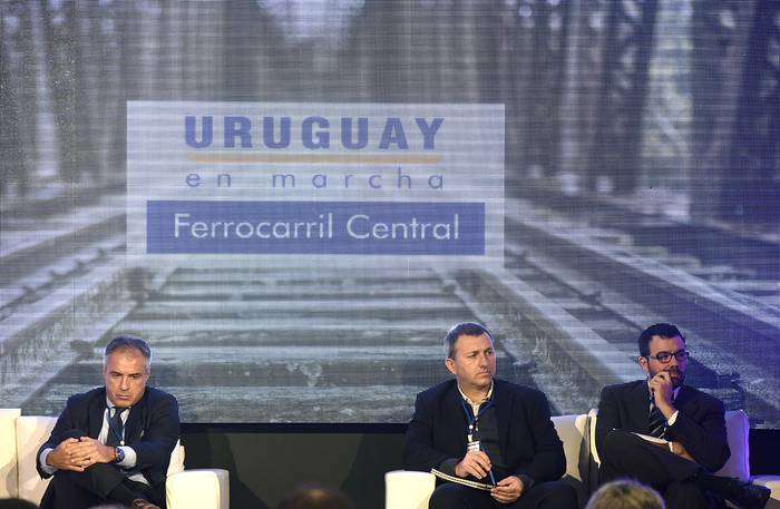 Alejandro Ruibal, Jorge Setelich y Weverley Tejera, ayer, durante la presentación plan de obras del ferrocarril central. · Foto: Federico Gutiérrez